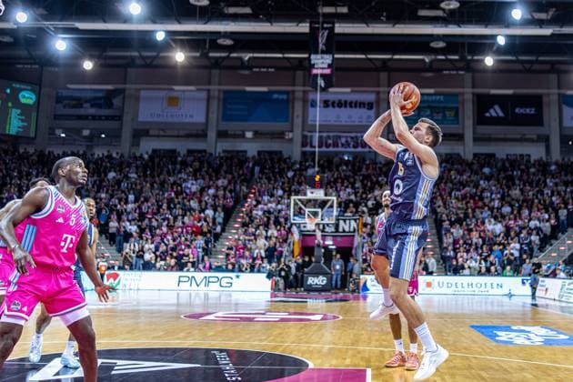 Tylan Birts Telekom Baskets Bonn, 05 vs Martin Hermannsson ALBA Berlin, 15 Telekom Baskets Bonn vs ALBA Berlin Basketball, Basketball, easy Credit BBL, 06 Matchday, 2025 2026, 02 11 2025 Telekom Baskets Bonn vs ALBA Berlin, Basketball, easy Credit BBL, 06 Matchday, 2025 2026, 02 11 2025 Bonn Copyright: xEibner-Pressefoto GerhardxWingenderx EP_GWR