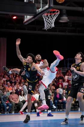 Barmer 2 Basketball Bundesliga ProA RheinStars Cologne vs Kirchheim, 02 11 25 Hall B Elisias RheinStars Cologne, 34, C and Tylan James Pope Bozic Estriche Knights Kirchheim, 9, PF fight under the basket Cologne, 02 11 25 Barmer 2 Basketball Bundesliga ProA RheinStars Cologne vs Kirchheim at the Motor World in Cologne Copyright: xBEAUTIFULxSPORTS AxelxKohringx