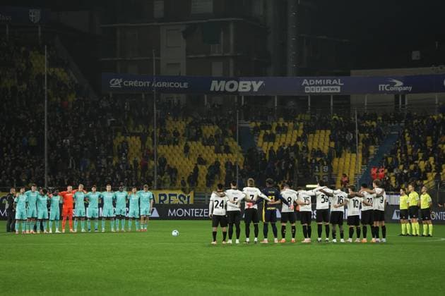 Observe a minute of silence in honor of Giovanni Galeone during the Serie A soccer match between Parma and Bologna at Ennio Tardini Stadium in Parma, North Italy, Sunday, November 2, 2025. Soccer  Copyright: xMassimoxPaolone LaPressex