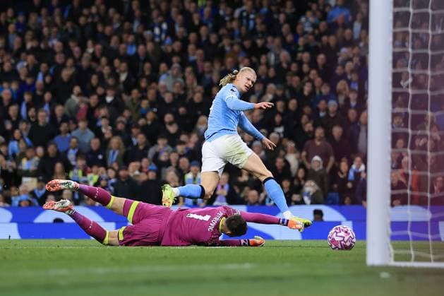 Fußball Premier League Manchester City gegen Bournemouth 2. November 2025 Premier League Manchester City gegen Bournemouth Erling Haaland von Manchester City erzielt sein 2. Tor, indem er den Bournemouth-Torhüter Djordje Petrovic überspringt Foto Simon Stacpoole Abseits Manchester UK  Copyright: xSimonxStacpoolexOffside