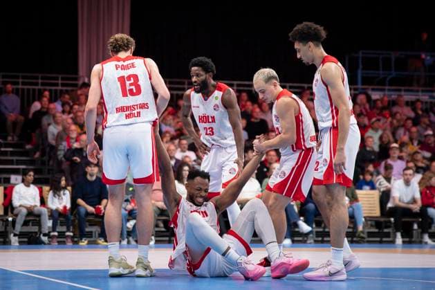 Barmer 2 Basketball Bundesliga ProA RheinStars Cologne vs Kirchheim, 02 11 25 Adam John Paige RheinStars Cologne, 13, PF and Rupert Hennen RheinStars Cologne, 5, PG help Hall B Elisias RheinStars Cologne, 34, C on Cologne, 02 11 25 Barmer 2 Basketball Bundesliga ProA RheinStars Cologne vs Kirchheim at the Motor World in Cologne Copyright: xBEAUTIFULxSPORTS AxelxKohringx