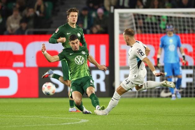 VfL vs Hoffebheim, 1 BL Wolfsburg, 02 11 2025, FOOTBALL VfL Wolfsburg vs TSG 1899 Hoffenheim, 1 BL, Season 2025 26 Konstantinos Koulierakis VfL Wolfsburg , Vladimir Coufal Hoffenheim Wolfsburg