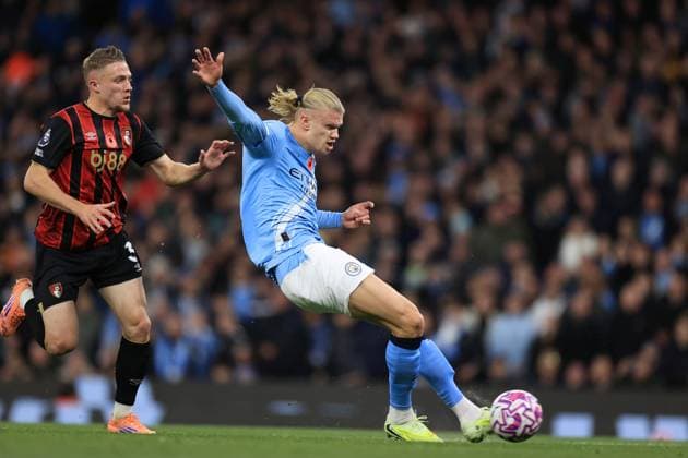 Fußball Premier League Manchester City gegen Bournemouth 2. November 2025 Premier League Manchester City gegen Bournemouth Erling Haaland von Manchester City erzielt unter dem Druck von Adrien Truffert von Bournemouth sein erstes Tor Foto Simon Stacpoole Abseits Manchester UK  Copyright: xSimonxStacpoolexOffside