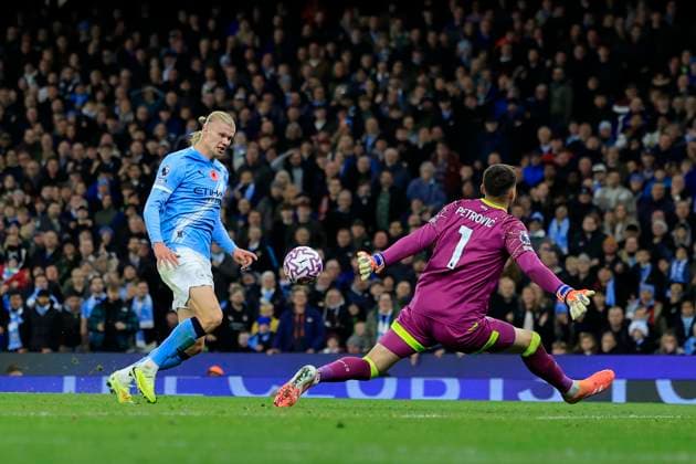 Manchester City v Bournemouth Premier League 02 11 2025. Erling Haaland (9) of Manchester City tries but fails to score past Djordje Petrovic (1) of Bournemouth during the Premier League match between Manchester City and Bournemouth at the Etihad Stadium, Manchester, England on 2 November 2025. Manchester Etihad Stadium Manchester England Editorial use only DataCo restrictions apply See www.football-dataco.com , Copyright: xConorxMolloyx PSI-23140-0051