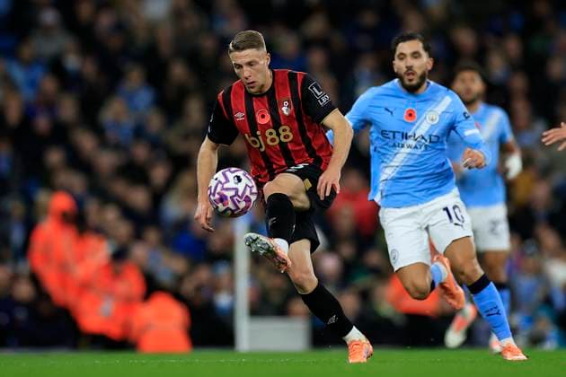 Manchester City v Bournemouth Premier League 02 11 2025. Adrien Truffert (3) of Bournemouth controls the ball during the Premier League match between Manchester City and Bournemouth at the Etihad Stadium, Manchester, England on 2 November 2025. Manchester Etihad Stadium Manchester England Editorial use only DataCo restrictions apply See www.football-dataco.com , Copyright: xConorxMolloyx PSI-23140-0052