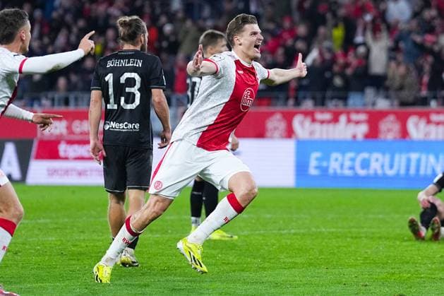 02 11 2025, xydrx, Soccer, 3 Liga, Rot Weiss Essen 1 FC Schweinfurt 05, Season 2025 2026, Stadion an der Hafenstraße Goal celebration after the goal to 2 1 for Rot Weiss Essen by scorer Marek Janssen Rot Weiss Essen 20 DFB regulations prohibit any use of photographs as image sequences and or quasi video Nordrhein Westfahlen Germany
