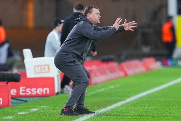 02 11 2025, xydrx, Football, 3 Liga, Rot Weiss Essen 1 FC Schweinfurt 05, Season 2025 2026, Stadion an der Hafenstraße Uwe Koschinat Head Coach Rot Weiss Essen gesticulating DFB regulations prohibit any use of photographs as image sequences and or quasi video Nordrhein Westfahlen Germany