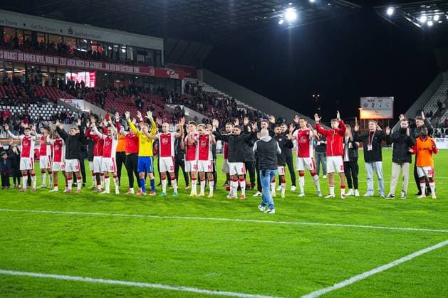 02 11 2025, xydrx, Football, 3 Liga, Rot Weiss Essen 1 FC Schweinfurt 05, Season 2025 2026, Stadion an der Hafenstraße The team of Rot Weiss Essen celebrates the 2 1 victory DFB regulations prohibit any use of photographs as image sequences and or quasi video Nordrhein Westfahlen Germany
