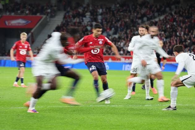 FOOTBALL : LOSC Lille vs Angers - Ligue 1 J11 - 02 11 2025 Benjamin ANDRE (LOSC Lille) lors du match LOSC Lille vs Angers, Ligue 1 J11, Decathlon Arena stade Pierre Mauroy, le 2 novembre 2025 - photo Laurent Sanson PsnewZ  Copyright: xLaurentxSANSONx xPsnewZx