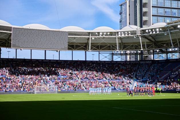 Levante UD and RC Celta de Vigo - LaLiga EA Sports VALENCIAL, SPAIN - NOVEMBER 2: Minute of silence in memory of the victims of the DANA storm in Valencia during the LaLiga EA Sports match between Levante UD and RC Celta de Vigo at Estadi Ciutat de Valencia on November 2, 2025 in Valencia, Spain. (Photo by Jose Torres Photo Players Images Magara Press) Valencia Estadi Ciutat de Valencia Spain Copyright: xJosexTorresx