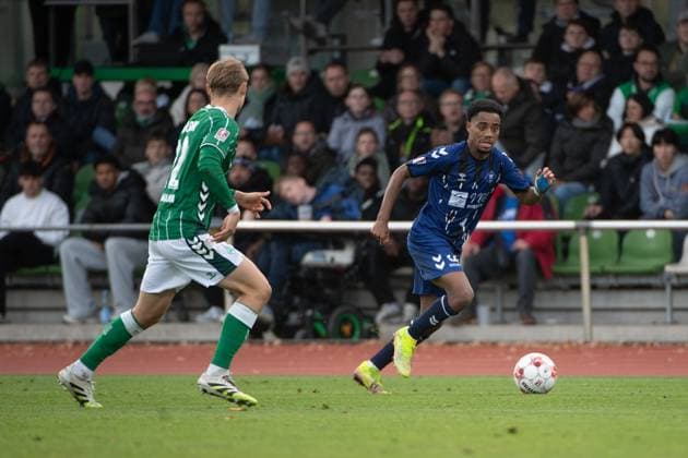 GER, Soccer, RLN, SV Werder Bremen II U23 vs VfB Oldenburg 02 11 2025, Platz 11, Bremen, GER, RLN, SV Werder Bremen II U23 vs VfB Oldenburg, DFL regulations prohibit any use of photographs as image sequences and or quasi video, im Bild Aurel LOUBONGO M BOUNGOU VfB Oldenburg 11 Paul BELLMANN SV Werder Bremen II U23 22 nordphotoxgmbhx xRojahn nph00310