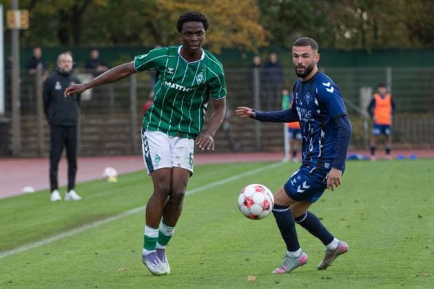 GER, Soccer, RLN, SV Werder Bremen II U23 vs VfB Oldenburg 02 11 2025, Platz 11, Bremen, GER, RLN, SV Werder Bremen II U23 vs VfB Oldenburg, DFL regulations prohibit any use of photographs as image sequences and or quasi video, im Bild Wesley ADEH SV Werder Bremen II U23 6 Drilon DEMAJ VfB Oldenburg 9 nordphotoxgmbhx xRojahn nph00310
