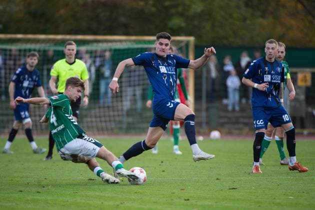 GER, Soccer, RLN, SV Werder Bremen II U23 vs VfB Oldenburg 02 11 2025, Platz 11, Bremen, GER, RLN, SV Werder Bremen II U23 vs VfB Oldenburg, DFL regulations prohibit any use of photographs as image sequences and or quasi video, im Bild Mick SCHMETGENS SV Werder Bremen II U23 4 Mats FACKLAM VfB Oldenburg 29 Julian BOCCACCIO VfB Oldenburg 10 nordphotoxgmbhx xRojahn nph00310