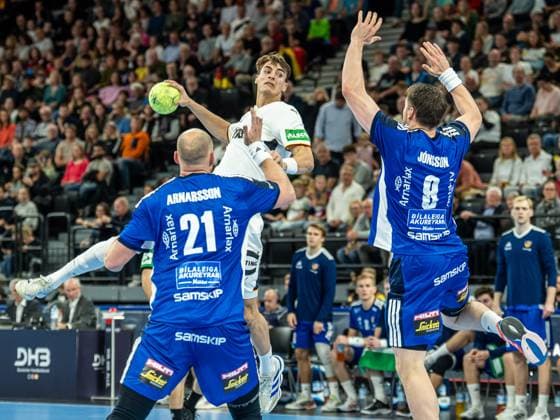 Julian Koester Germany 18 rises high in the back, Germany vs Iceland, handball, international match, men, 2025 2026 season, 02 11 2025, Germany vs Iceland, handball, international match, men, 2025 2026 season, 02 11 2025 Munich Copyright: xEibner-Pressefoto MichaelxSchmidx EP_MST