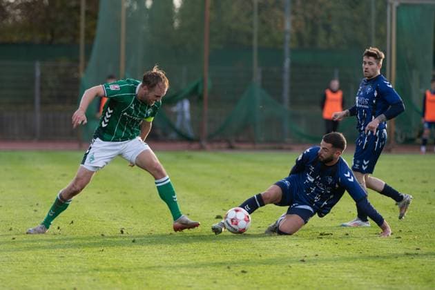 GER, Soccer, RLN, SV Werder Bremen II U23 vs VfB Oldenburg 02 11 2025, Platz 11, Bremen, GER, RLN, SV Werder Bremen II U23 vs VfB Oldenburg, DFL regulations prohibit any use of photographs as image sequences and or quasi video, im Bild Cimo RÖCKER ROECKER SV Werder Bremen II U23 5 Drilon DEMAJ VfB Oldenburg 9 Nico KNYSTOCK VfB Oldenburg 44 nordphotoxgmbhx xRojahn nph00310