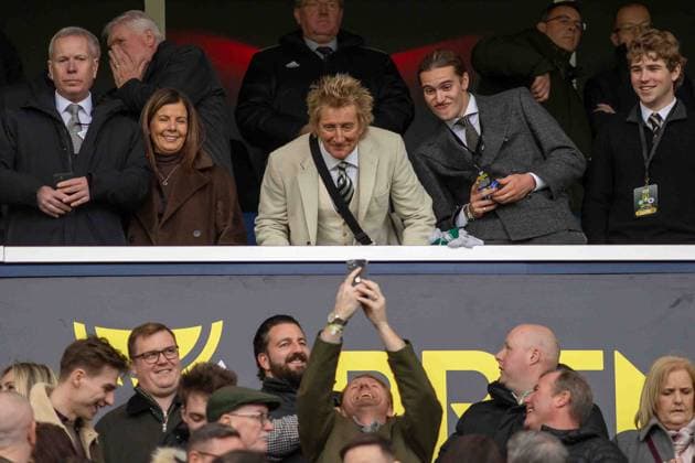 Football, Scottish League Cup, Celtic Glasgow - FC Rangers Glasgow, Rod Stewart with his sons