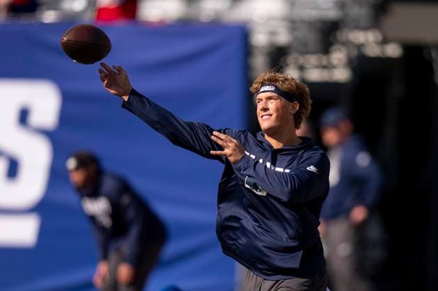 New York Giants quarterback Jaxson Dart (6) throws the ball around prior to an NFL, American Football Herren, USA football game against the San Francisco 49ers, Sunday, Nov. 2, 2025, in East Rutherford, NJ. ( Cal Media) East Rutherford United States of America - ZUMAc04_ 20251102_zma_c04_008 Copyright: xChristopherxSzagolax