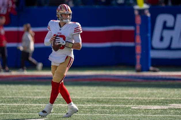 San Francisco 49ers quarterback Mac Jones (10) warms up prior to an NFL, American Football Herren, USA football game against the New York Giants, Sunday, Nov. 2, 2025, in East Rutherford, NJ. ( Cal Media) East Rutherford United States of America - ZUMAc04_ 20251102_zma_c04_009 Copyright: xChristopherxSzagolax