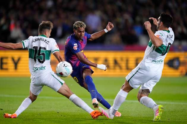 FC Barcelona, Barca v Elche CF - LaLiga EA Sports Lamine Yamal right winger of Barcelona and Spain shooting to goal and scored during the La Liga EA Sports match between FC Barcelona and Elche CF at Estadi Olimpic Lluis Companys on November 2, 2025 in Barcelona, Spain. Barcelona Spain  Copyright: xJosexBretonx originalFilename:bretonhernandez-fcbarcel251102_nptLc.jpg