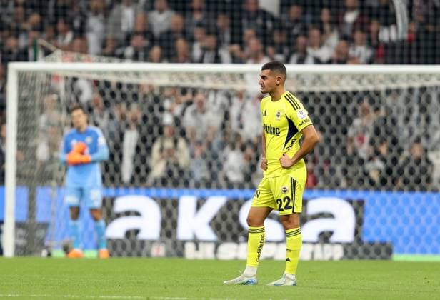 Besiktas v Fenerbahce - Turkish Super Lig ISTANBUL, TURKIYE - NOVEMBER 02: Levent Mercan (22) of Fenerbahce gets upset after Besiktas scored a goal during the Turkish Super Lig week 11 football match between Besiktas and Fenerbahce at Tupras Stadium in Istanbul, Turkiye on November 02, 2025. Ali Atmaca Anadolu Istanbul Turkey. Editorial use only. Please get in touch for any other usage.  Copyright: x2025xAnadoluxAlixAtmacax