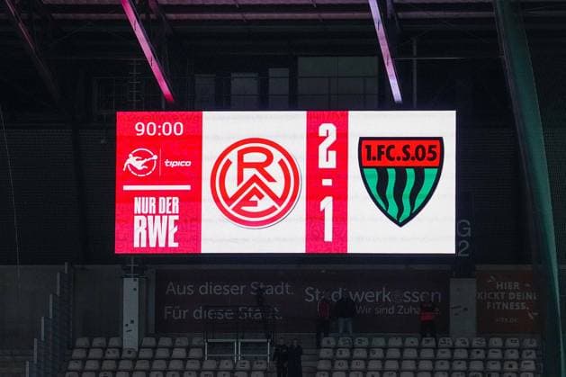 02 11 2025, xydrx, Football, 3 Liga, Rot Weiss Essen 1 FC Schweinfurt 05, Season 2025 2026, Stadion an der Hafenstraße Rot Weiss Essen wins 2 1 watch on the scoreboard, feature, DFB regulations prohibit any use of photographs as image sequences and or quasi video Nordrhein Westfahlen Germany
