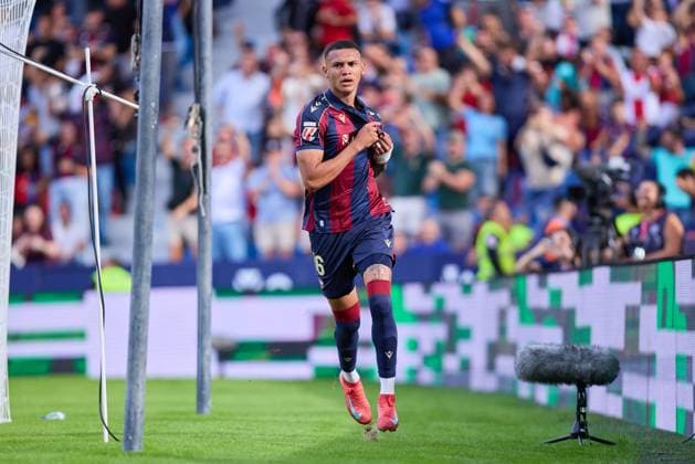 Levante UD and RC Celta de Vigo - LaLiga EA Sports VALENCIAL, SPAIN - NOVEMBER 2: Kervin Arriaga of Levante UD celebrates after scoring his team s first goal during the LaLiga EA Sports match between Levante UD and RC Celta de Vigo at Estadi Ciutat de Valencia on November 2, 2025 in Valencia, Spain. (Photo by Jose Torres Photo Players Images Magara Press) Valencia Estadi Ciutat de Valencia Spain Copyright: xJosexTorresx