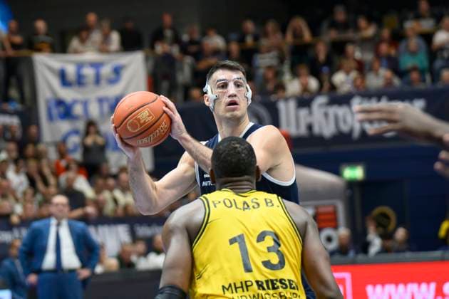 Jure Planinic MBC, 44 , Yorman Polas Bartolo Ludwigsburg, 13 , Syntainics MBC vs MHP Riesen Ludwigsburg, Basketball, Bundesliga, Men, Season 2025 26, 6 Matchday, 02 11 2025 Weissenfels Stadthalle Sachsen Anhalt Germany