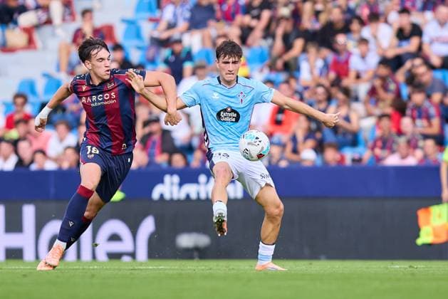 Levante UD and RC Celta de Vigo - LaLiga EA Sports VALENCIAL, SPAIN - NOVEMBER 2: Carlos Espi of Levante UD competes for the ball with Javi Rodr’guez of Celta de Vigo during the LaLiga EA Sports match between Levante UD and RC Celta de Vigo at Estadi Ciutat de Valencia on November 2, 2025 in Valencia, Spain. (Photo by Jose Torres Photo Players Images Magara Press) Valencia Estadi Ciutat de Valencia Spain Copyright: xJosexTorresx