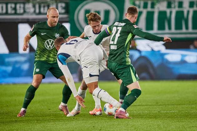 Grischa Proemel TSG 1899 Hoffenheim 6 Maximilian Arnold VfL Wolfsburg 27 VfL Wolfsburg vs TSG 1899 Hoffenheim, Soccer Bundesliga, BL, Buli, Matchday 9, Season 2025 2026 02 11 2025 Press photo Jan Frederic Helbig VfL Wolfsburg vs TSG 1899 Hoffenheim, Soccer Bundesliga, BL, Buli, Volkswagen Arena, 1 Bundesliga, Matchday 9, Season 2025 2026, 02 11 2025 Wolfsburg Copyright: xEibner-Pressefoto Jan-FredericxHx EP_JHG