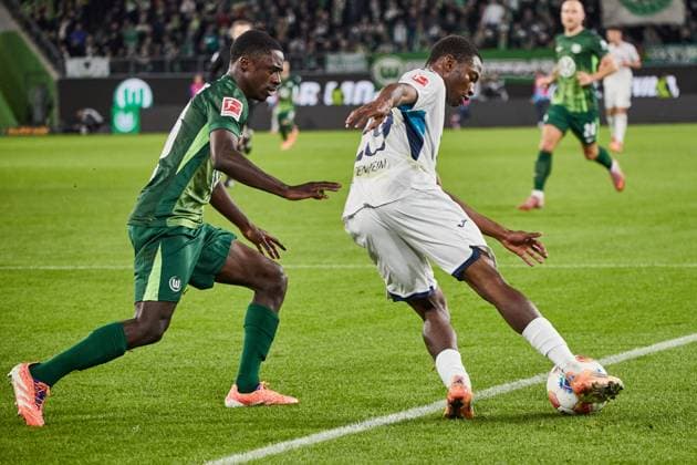 Sael Kumbedi VfL Wolfsburg 26 duel with Bazoumana Toure TSG 1899 Hoffenheim 29 VfL Wolfsburg vs TSG 1899 Hoffenheim, Soccer Bundesliga, BL, Buli, Matchday 9, Season 2025 2026 02 11 2025 Press photo Jan Frederic Helbig VfL Wolfsburg vs TSG 1899 Hoffenheim, Soccer Bundesliga, BL, Buli, Volkswagen Arena, 1 Bundesliga, Matchday 9, Season 2025 2026, 02 11 2025 Wolfsburg Copyright: xEibner-Pressefoto Jan-FredericxHx EP_JHG