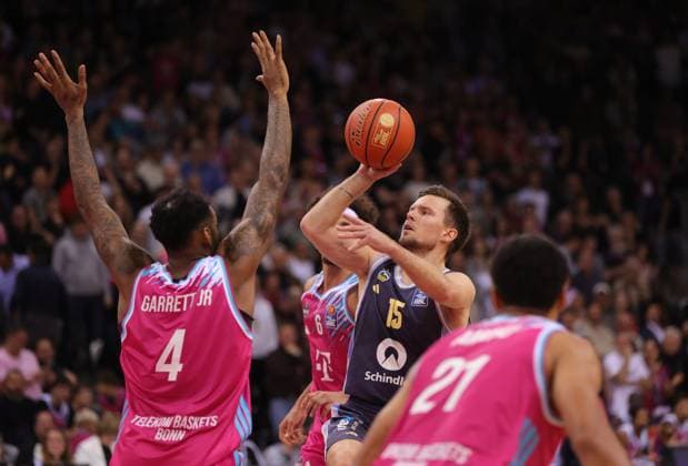Martin Hermannsson Alba on the ball against Jeff Garrett Bonn , Telekom Baskets Bonn vs Alba Berlin, easyCredit BBL, Matchday 6, Bonn, 02 11 2025