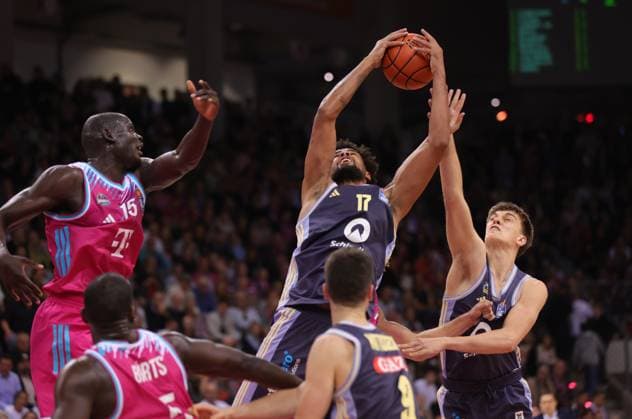 V l Kur Jongkuch Bonn , Norris Agbakoko Alba and Anton Nufer Alba , Telekom Baskets Bonn vs Alba Berlin, easyCredit BBL, Matchday 6, Bonn, 02 11 2025