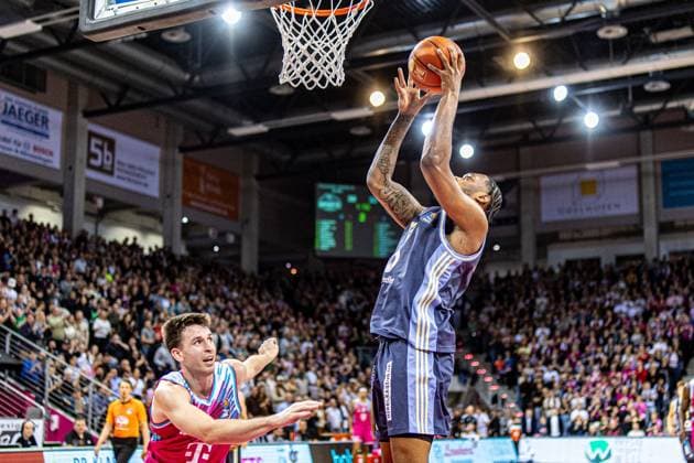 J Wan Roberts ALBA Berlin, 13 at the basket, Grayson Murphy Telekom Baskets Bonn, 07 comes too late Telekom Baskets Bonn vs ALBA Berlin Basketball, Basketball, easy Credit BBL, 06 Matchday, 2025 2026, 02 11 2025 Telekom Baskets Bonn vs ALBA Berlin, Basketball, easy Credit BBL, 06 Matchday, 2025 2026, 02 11 2025 Bonn Copyright: xEibner-Pressefoto GerhardxWingenx EP_GWR
