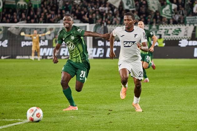 Sael Kumbedi VfL Wolfsburg 26 duel with Bazoumana Toure TSG 1899 Hoffenheim 29 VfL Wolfsburg vs TSG 1899 Hoffenheim, Soccer Bundesliga, BL, Buli, Matchday 9, Season 2025 2026 02 11 2025 Press photo Jan Frederic Helbig VfL Wolfsburg vs TSG 1899 Hoffenheim, Soccer Bundesliga, BL, Buli, Volkswagen Arena, 1 Bundesliga, Matchday 9, Season 2025 2026, 02 11 2025 Wolfsburg Copyright: xEibner-Pressefoto Jan-FredericxHx EP_JHG