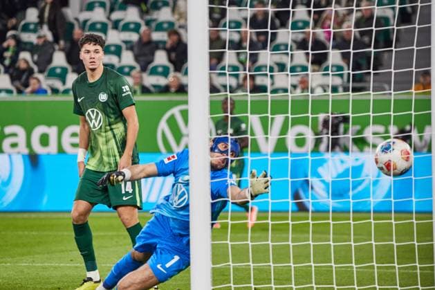 Goal for TSG Hoffenheim Kamil Grabara VfL Wolfsburg 1 looks after the ball VfL Wolfsburg vs TSG 1899 Hoffenheim, Soccer Bundesliga, BL, Buli, Matchday 9, Season 2025 2026 02 11 2025 Press photo Jan Frederic Helbig VfL Wolfsburg vs TSG 1899 Hoffenheim, Soccer Bundesliga, BL, Buli, Volkswagen Arena, 1 Bundesliga, Matchday 9, Season 2025 2026, 02 11 2025 Wolfsburg Copyright: xEibner-Pressefoto Jan-FredericxHx EP_JHG