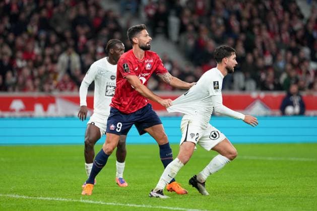 Lille OSC v Angers SCO - Ligue 1 McDonald s 2025 2026 21 Jordan LEFORT (sco) - 09 Olivier GIROUD (losc) during the Ligue 1 McDonald s match between Lille OSC and Angers SCO at Stade Pierre Mauroy on November 2, 2025 in Lille, France. Lille France  Copyright: xFEPx 776348188