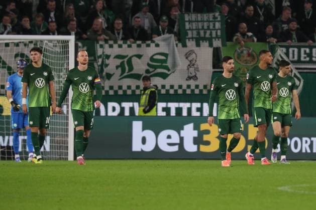 02 11 2025, xgox, Fussball 1 Bundesliga, VfL Wolfsburg TSG 1899 Hoffenheim emspor, v l Wolfsburg enttaeuscht, enttäuscht, schaut enttaeuscht, niedergeschlagen, disappointed DFL DFB REGULATIONS PROHIBIT ANY USE OF PHOTOGRAPHS as IMAGE SEQUENCES and or QUASI VIDEO Wolfsburg