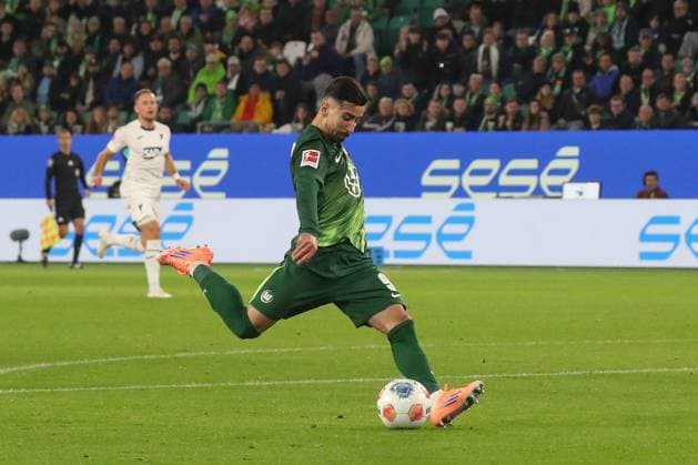 02 11 2025, xgox, Fussball 1 Bundesliga, VfL Wolfsburg TSG 1899 Hoffenheim emspor, v l Mohammed Amoura Wolfsburg, 9 schiesst Tor, schießt, Torschuetze, erzielt Tor, Treffer, scores the goal 2 2 DFL DFB REGULATIONS PROHIBIT ANY USE OF PHOTOGRAPHS as IMAGE SEQUENCES and or QUASI VIDEO Wolfsburg