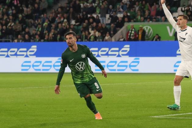 02 11 2025, xgox, Fußball 1 Bundesliga, VfL Wolfsburg TSG 1899 Hoffenheim emspor, v l Mohammed Amoura Wolfsburg, 9 Jubel, Torjubel, jubelt ueber das Tor, celebrate the goal, celebration DFL DFB REGULATIONS PROHIBIT ANY USE OF PHOTOGRAPHS as IMAGE SEQUENCES and or QUASI VIDEO Wolfsburg