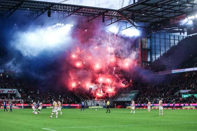 Sport, Football, Bundesliga Season 2025 2026 9 Matchday 1 FC Köln Hamburger SV 02 11 2025, RheinEnergieSTADION Fans Hamburger SV ignite pyro at the start of the 2nd half Köln RheinEnergieSTADION Nordrhein Westfalen Germany