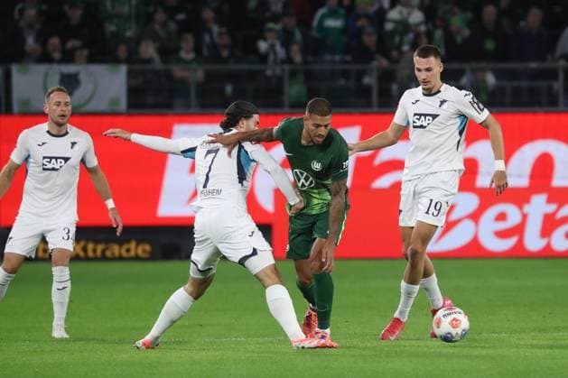 02 11 2025, xgox, Soccer 1 Bundesliga, VfL Wolfsburg TSG 1899 Hoffenheim emspor, v l Leon Avdullahu Hoffenheim, 7 , Vini Souza Wolfsburg, 5 duel, duel, fight, tackle DFL DFB REGULATIONS PROHIBIT ANY USE OF PHOTOGRAPHS as IMAGE SEQUENCES and or QUASI VIDEO Wolfsburg
