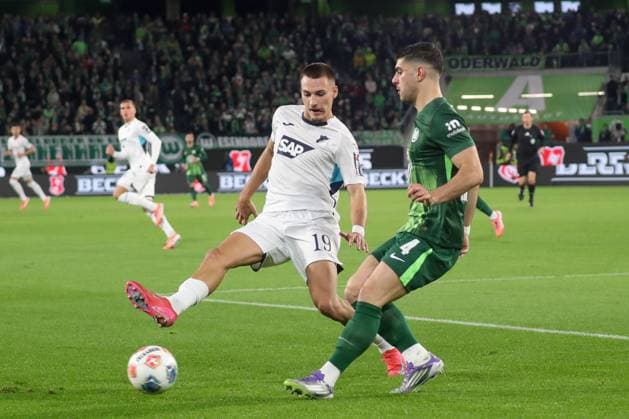 02 11 2025, xgox, Soccer 1 Bundesliga, VfL Wolfsburg TSG 1899 Hoffenheim emspor, v l Tim Lemperle Hoffenheim, 19 , Konstantinos Koulierakis Wolfsburg, 4 DFL DFB REGULATIONS PROHIBIT ANY USE OF PHOTOGRAPHS as IMAGE SEQUENCES and or QUASI VIDEO Wolfsburg