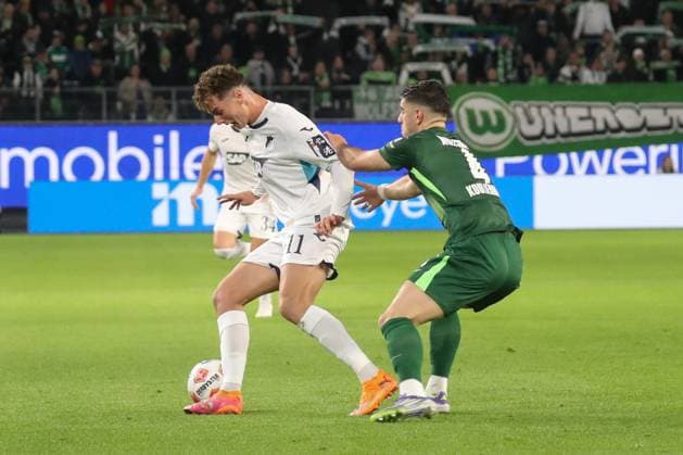 02 11 2025, xgox, Soccer 1 Bundesliga, VfL Wolfsburg TSG 1899 Hoffenheim emspor, v l Fisnik Asllani Hoffenheim, 11 , Konstantinos Koulierakis Wolfsburg, 4 duel, duel, fight, tackle DFL DFB REGULATIONS PROHIBIT ANY USE OF PHOTOGRAPHS as IMAGE SEQUENCES and or QUASI VIDEO Wolfsburg