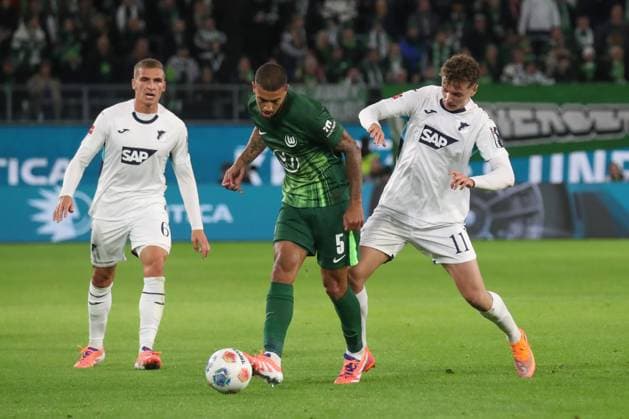 02 11 2025, xgox, Soccer 1 Bundesliga, VfL Wolfsburg TSG 1899 Hoffenheim emspor, v l Vini Souza Wolfsburg, 5 , Fisnik Asllani Hoffenheim, 11 duel, duel, fight, tackle DFL DFB REGULATIONS PROHIBIT ANY USE OF PHOTOGRAPHS as IMAGE SEQUENCES and or QUASI VIDEO Wolfsburg
