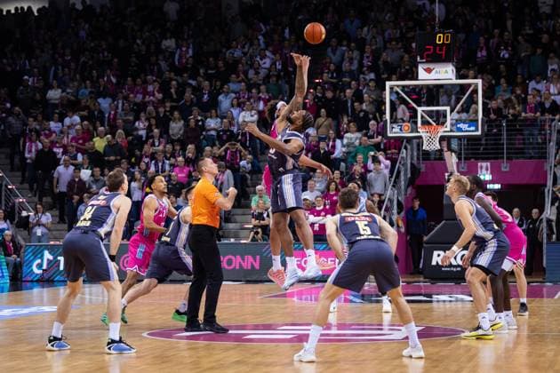 easyCredit Basketball Bundesliga, Telekom Baskets Bonn vs ALBA Berlin, 02 11 2025 Highball for the match easyCredit Basketball Bundesliga, Telekom Baskets Bonn vs ALBA Berlin, 02 11 2025, Telekom Dome Bonn Copyright: xBEAUTIFULxSPORTS Derixx