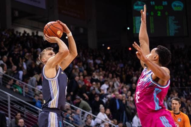 easyCredit Basketball Bundesliga, Telekom Baskets Bonn vs ALBA Berlin, 02 11 2025 Sam Griesel ALBA BERLIN 5 scores over Joel Aminu Telekom Baskets Bonn 21 easyCredit Basketball Bundesliga, Telekom Baskets Bonn vs ALBA Berlin, 02 11 2025, Telekom Dome Bonn Copyright: xBEAUTIFULxSPORTS Derixx