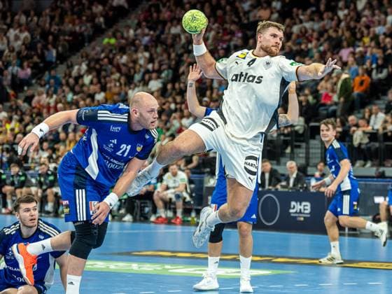 Johannes Golla Germany, 04 prevails at the circle against Arnar Freyr Arnarsson Iceland, 21, Germany vs Iceland, handball, international match, men, season 2025 2026, 02 11 2025, Germany vs Iceland, handball, international match, men, season 2025 2026, 02 11 2025 Munich Copyright: xEibner-Pressefoto MichaelxSchmidx EP_MST