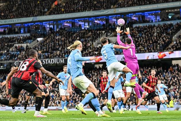 2nd November 2025; Etihad Stadium, Manchester, Lancashire, England; Premier League Football, Manchester City versus AFC Bournemouth; Dorde Petrovic of AFC Bournemouth takes a high catch  GodfreyxPitt