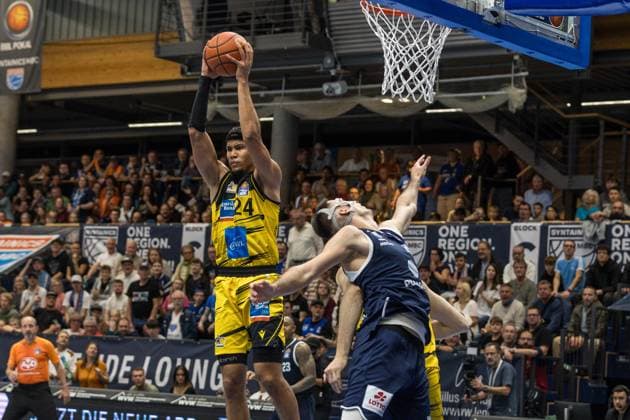 GER, easy Credit Basketball Bundesliga, Syntainics MBC MHP Riesen Ludwigsburg 02 11 2025, Stadthalle, Weißenfels, GER, easy Credit Basketball Bundesliga, Syntainics MBC MHP Riesen Ludwigsburg Brandon Tischler MHP Riesen Ludwigsburg, 24 Â Photo Alexander Trienitz Weißenfels Stadthalle Sachsen Anhalt Germany