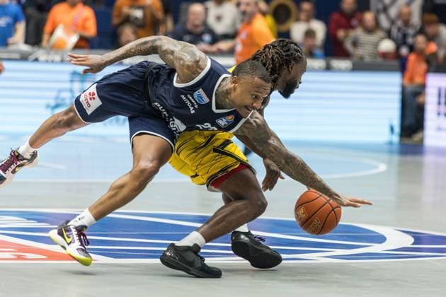 GER, easy Credit Basketball Bundesliga, Syntainics MBC MHP Riesen Ludwigsburg 02 11 2025, Stadthalle, Weißenfels, GER, easy Credit Basketball Bundesliga, Syntainics MBC MHP Riesen Ludwigsburg Charles Callison Syntainics MBC, 23 , Traveon Buchanan MHP Riesen Ludwigsburg, 2 Â Photo Alexander Trienitz Weißenfels Stadthalle Sachsen Anhalt Germany